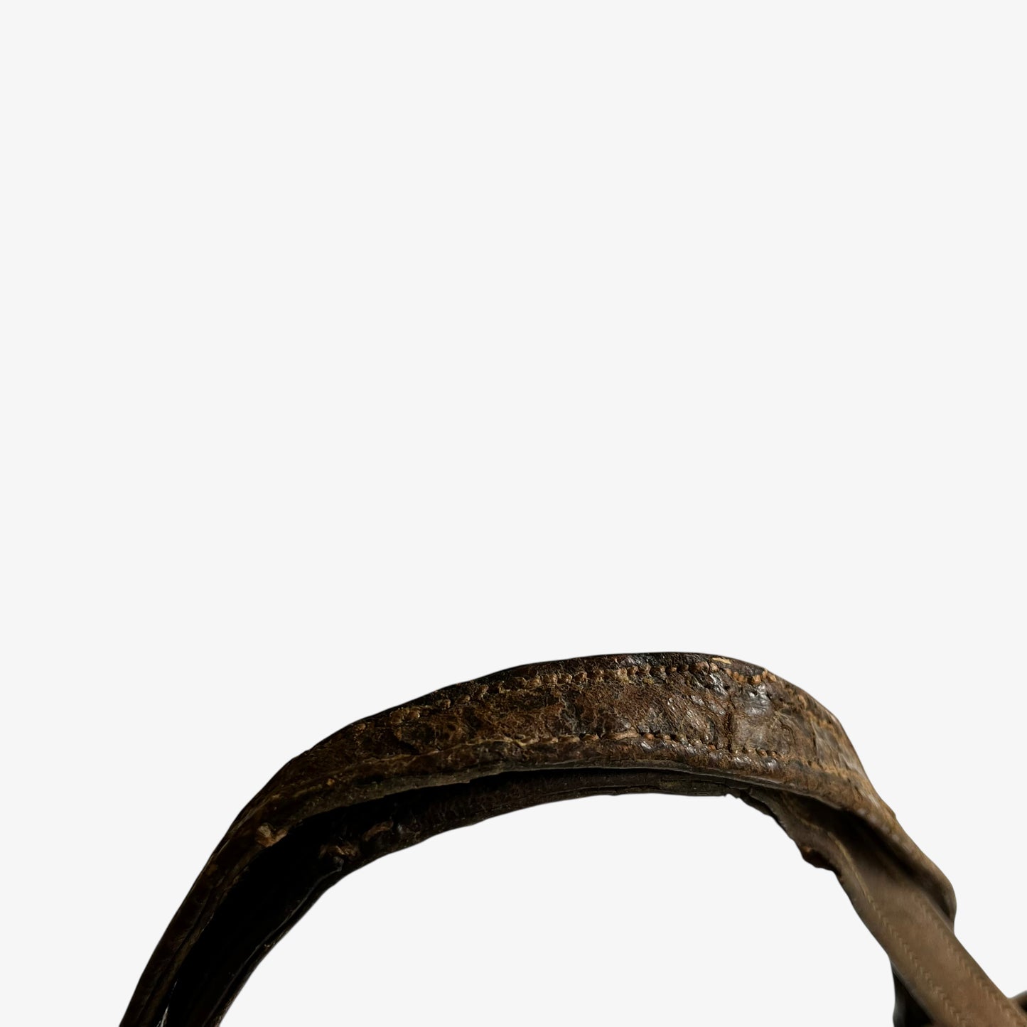 Close up of the handle on a vintage 1950s crocodile embossed dark brown leather shoulder bag.