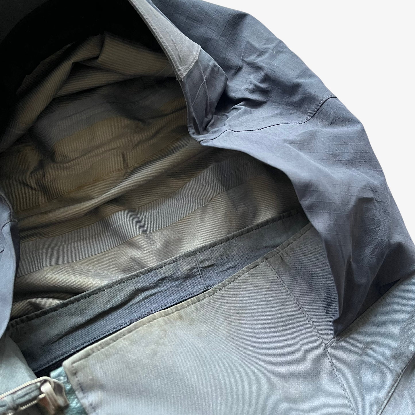 Vintage Y2K Mens Arcteryx Sidewinder Gore-Tex Faded Blue And Grey Hooded Shell Jacket Collar - Casspios Dream