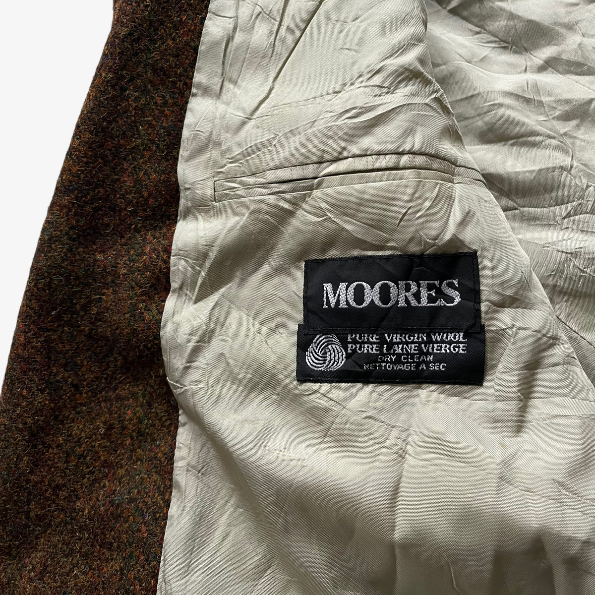 Moores stitched label of vintage 70s men's Harris Tweed pure virgin wool brown tartan print blazer.