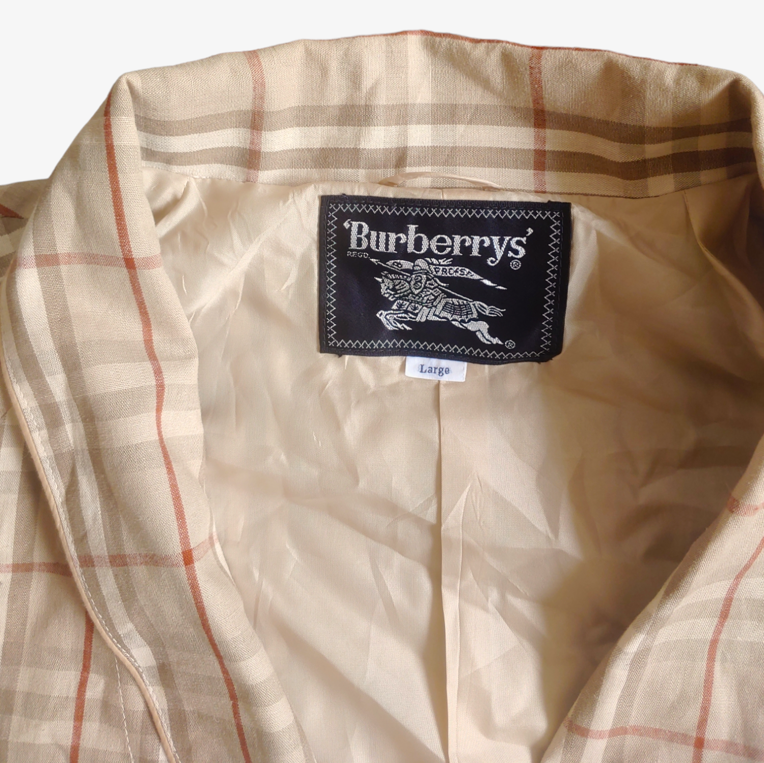Label of vintage 1980s men's Burberry nova check robe in beige, brown, and grey checkered pattern.