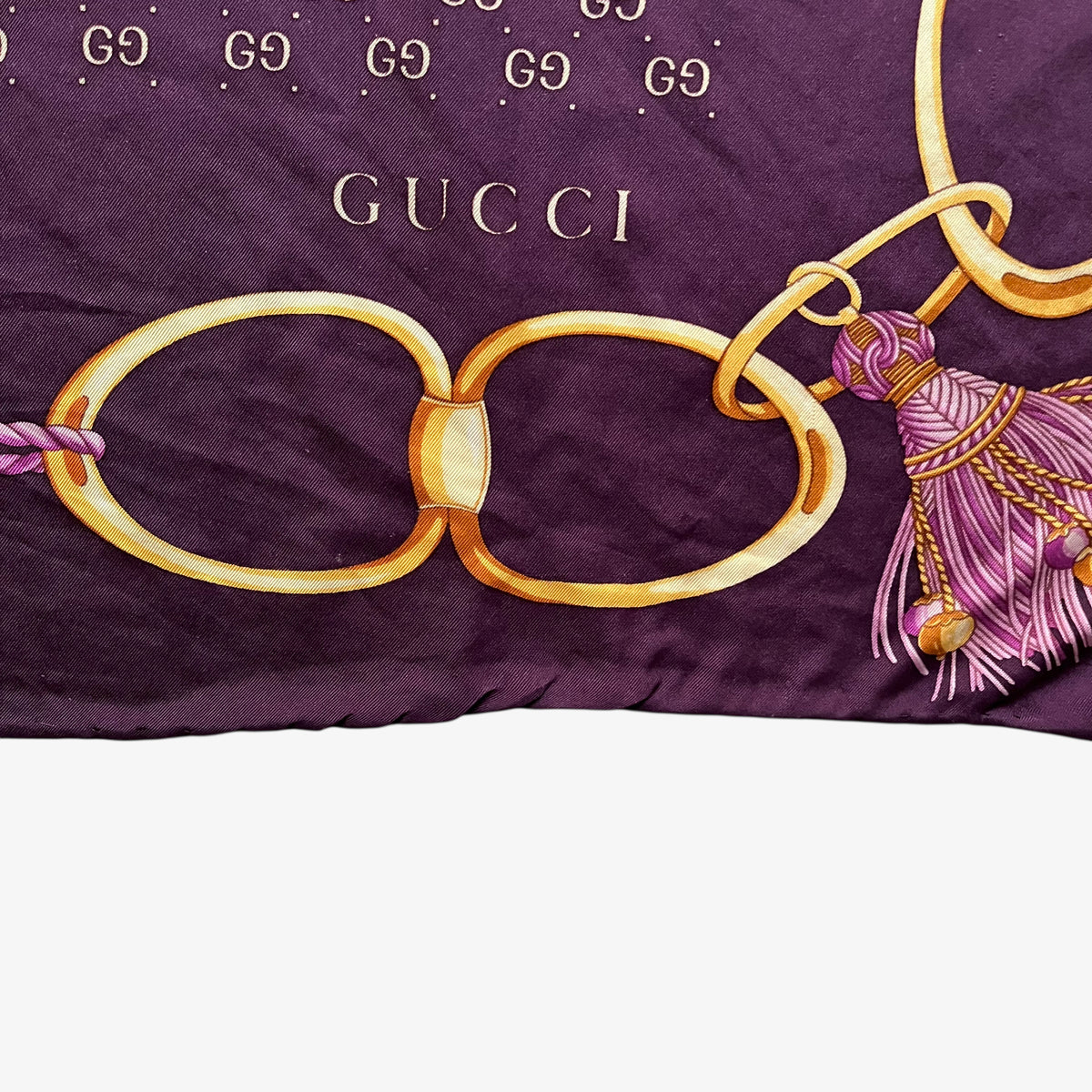 Gucci spell out logo on women's vintage 90s gold tassel chain print purple silk scarf with a geometric interlocking GG pattern.