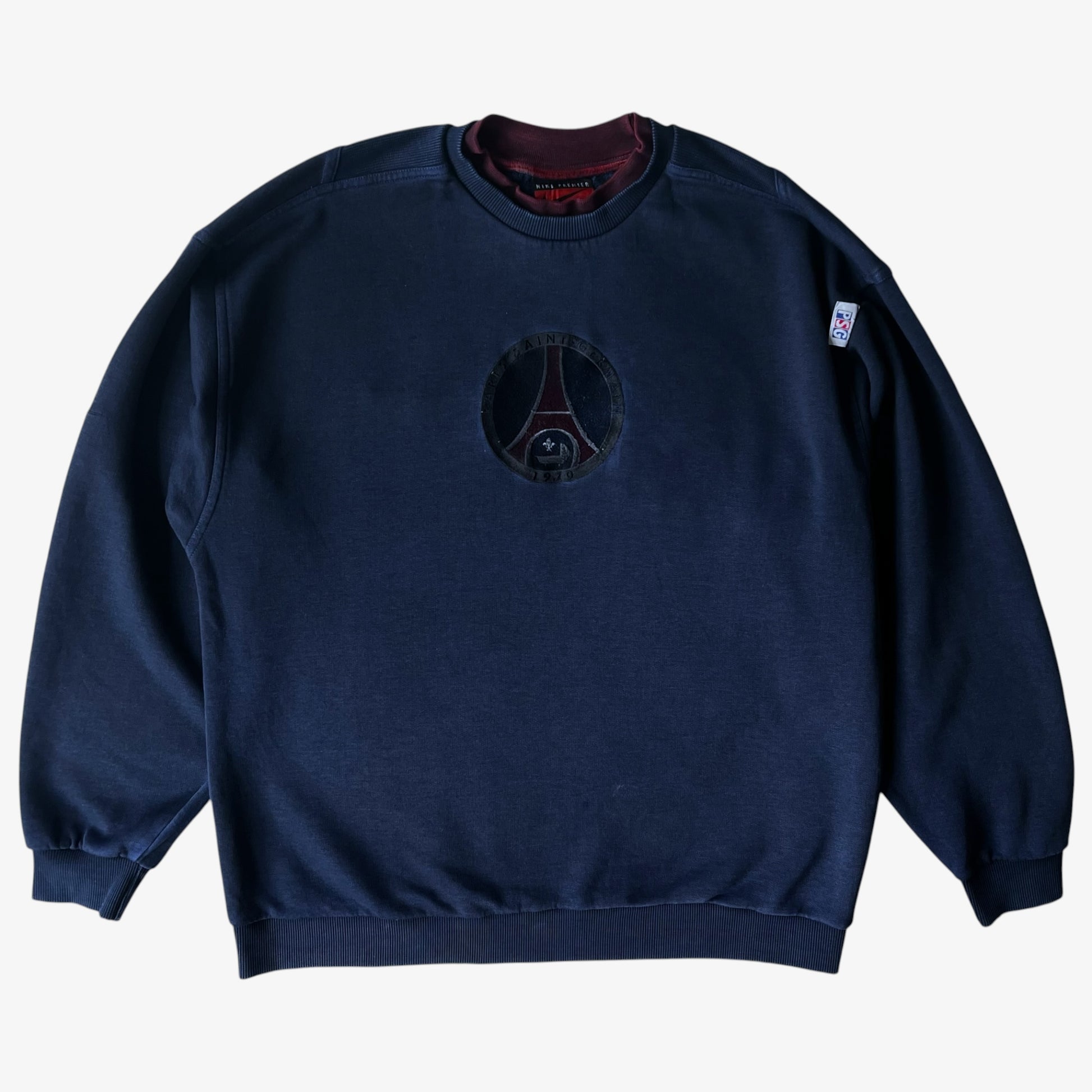 Vintage navy nike sweatshirt with an embroidered centre PSG badge.
