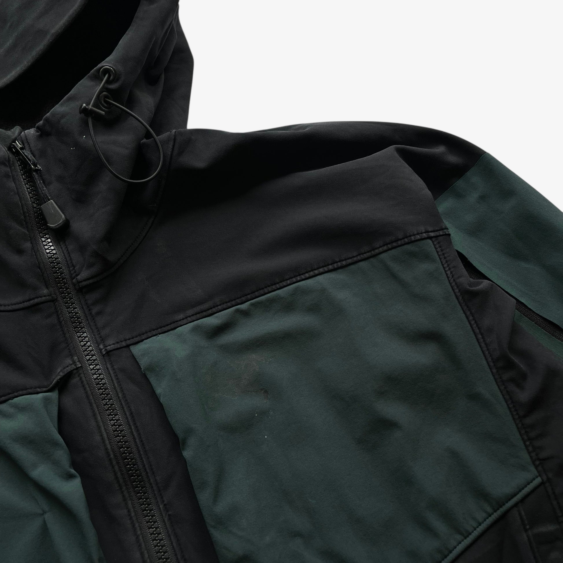 Arcteryx logo on men's vintage Y2K Polartec black hooded utility jacket.
