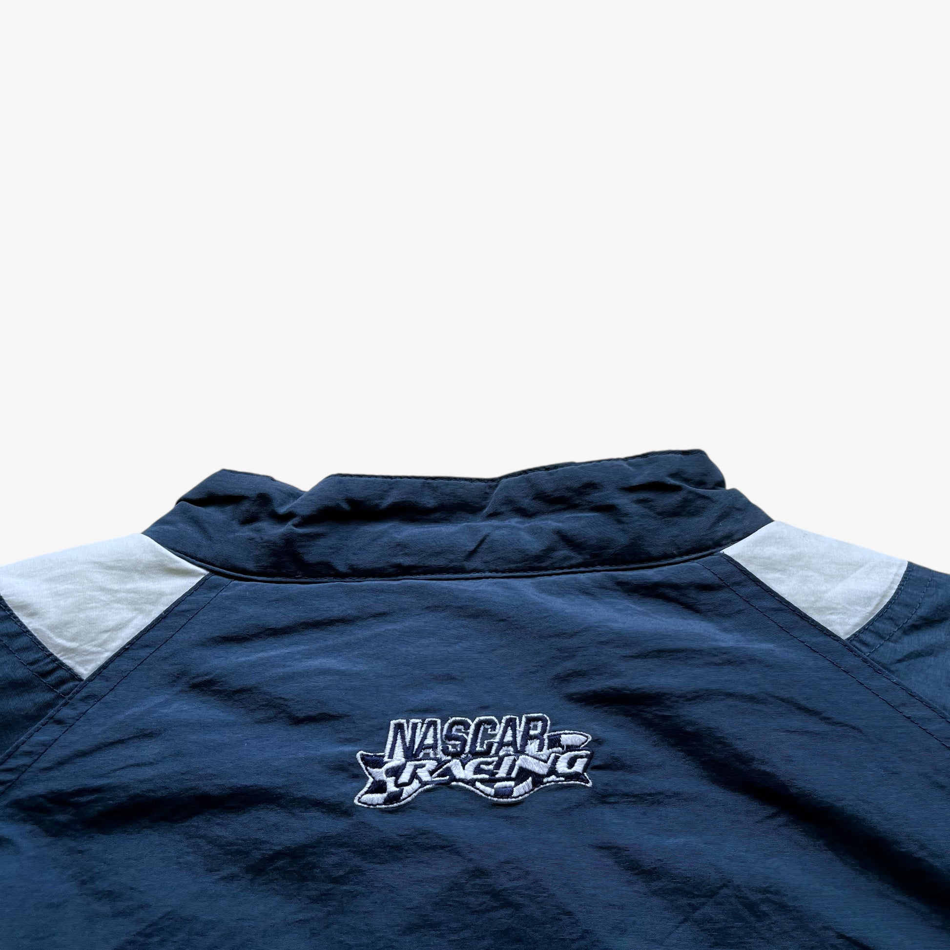 Back collar logo on men's vintage Y2K Chase Authentics 2005 team nascar blue jacket.