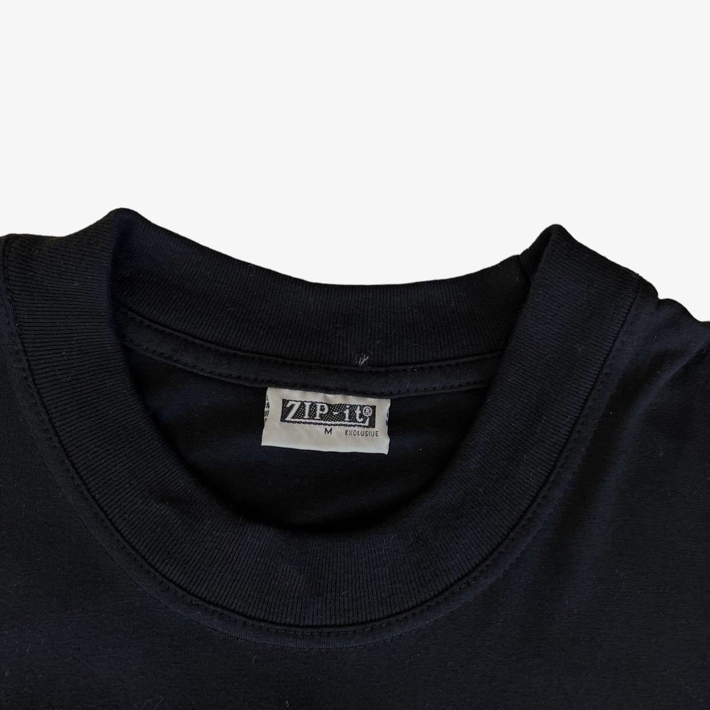 Label of vintage Y2K Elvis Rock concert t-shirt.