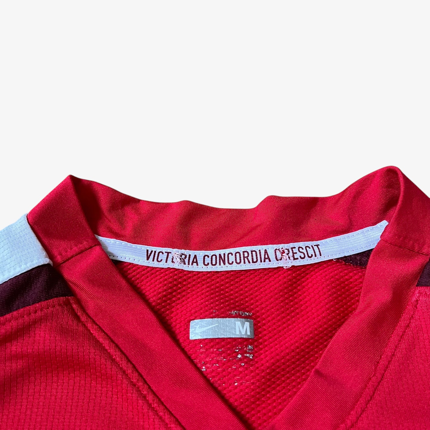 Nike label printed inside of vintage men's Arsenal 2008 - 2010 red home football jersey.