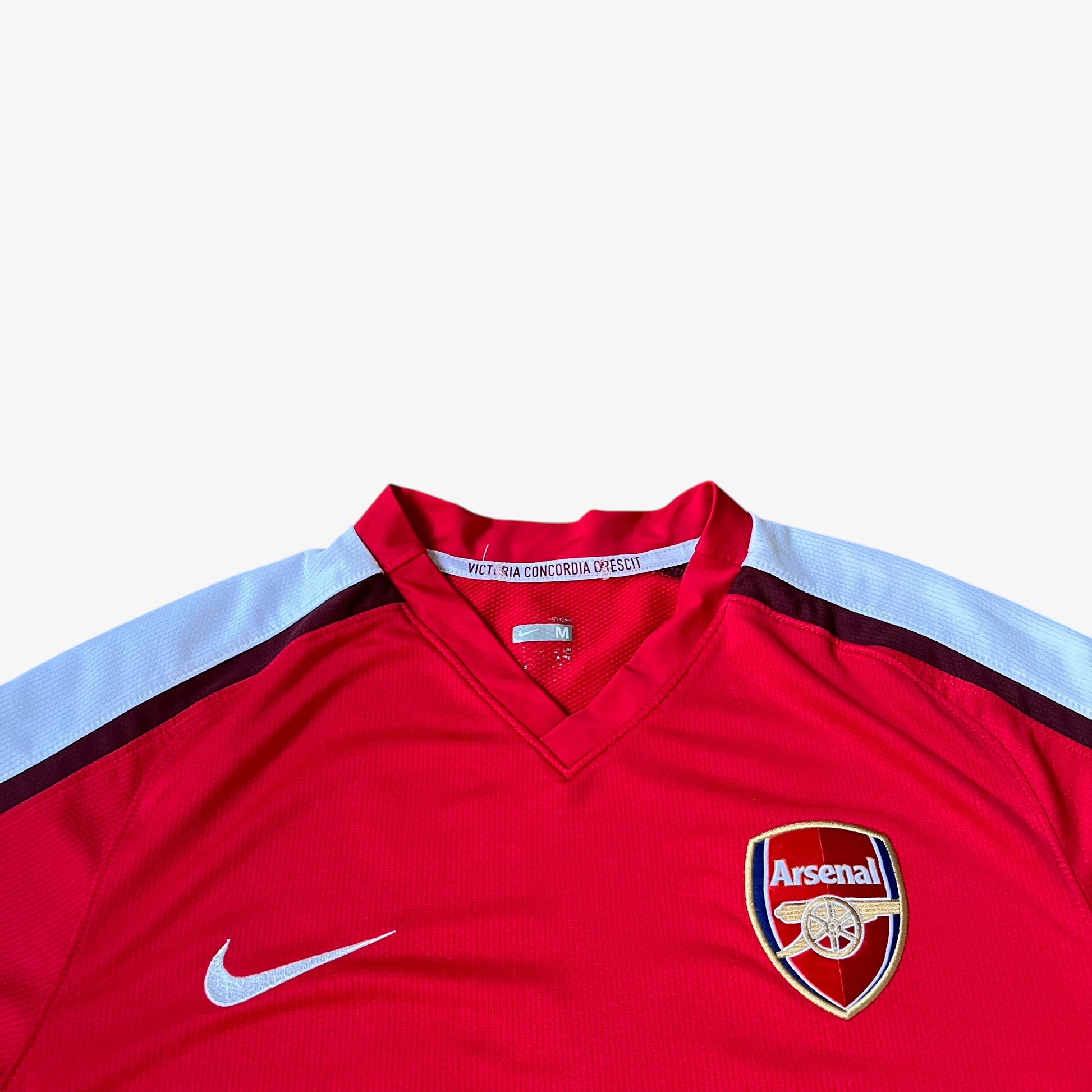 Embroidered logo on vintage men's Nike Arsenal 2008 - 2010 red home football jersey.