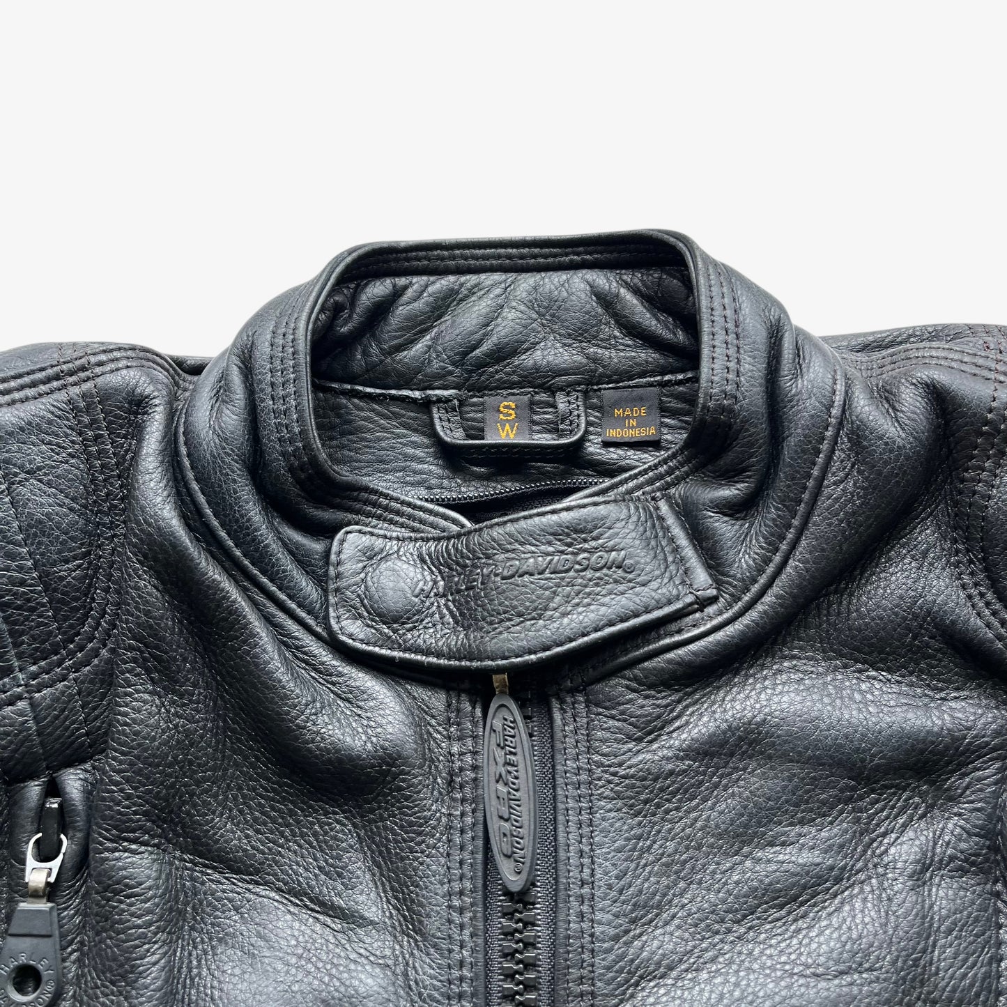 Harley Davidson embossed collar on vintage Y2K women's FXRG Series 1 padded black leather biker jacket.