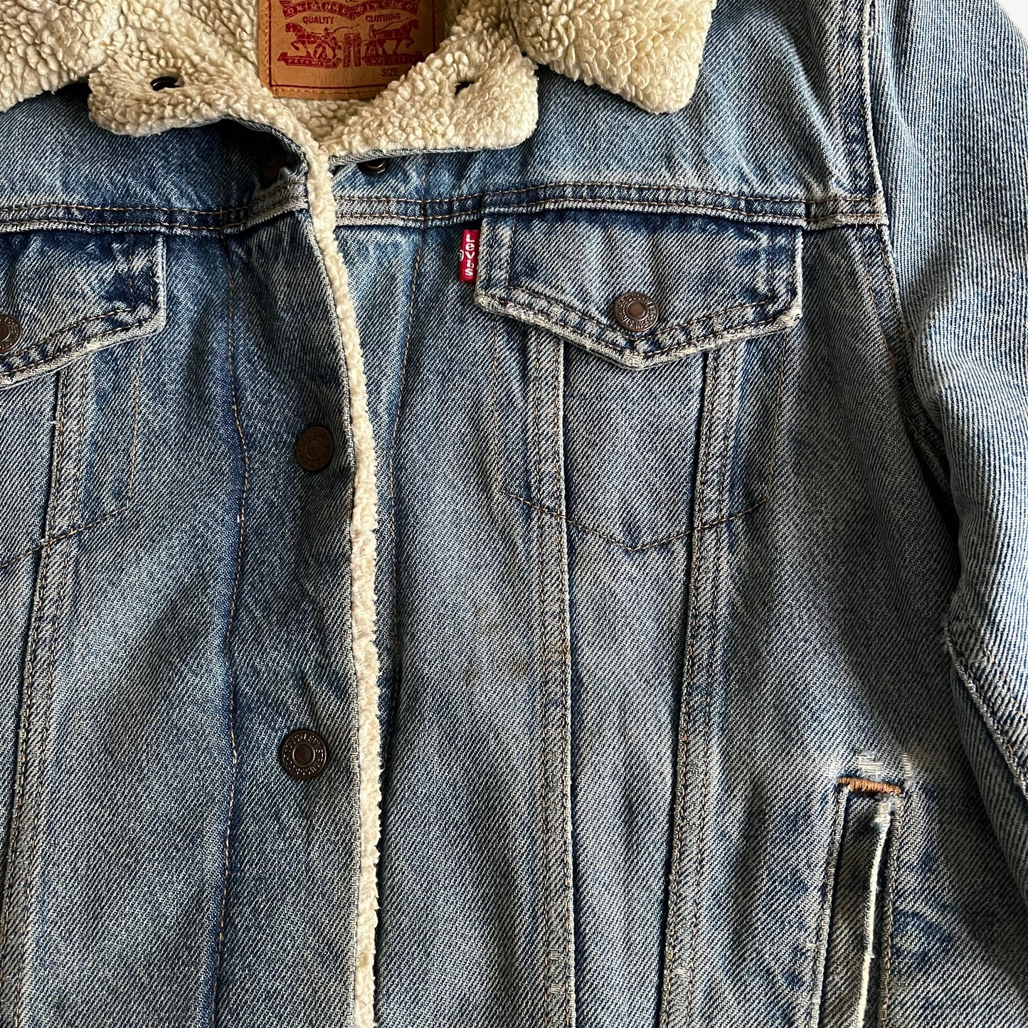 Vintage 90s Women's Levi's Washed Blue Denim Jacket With Faux Fur Lining Mark - Casspios Dream