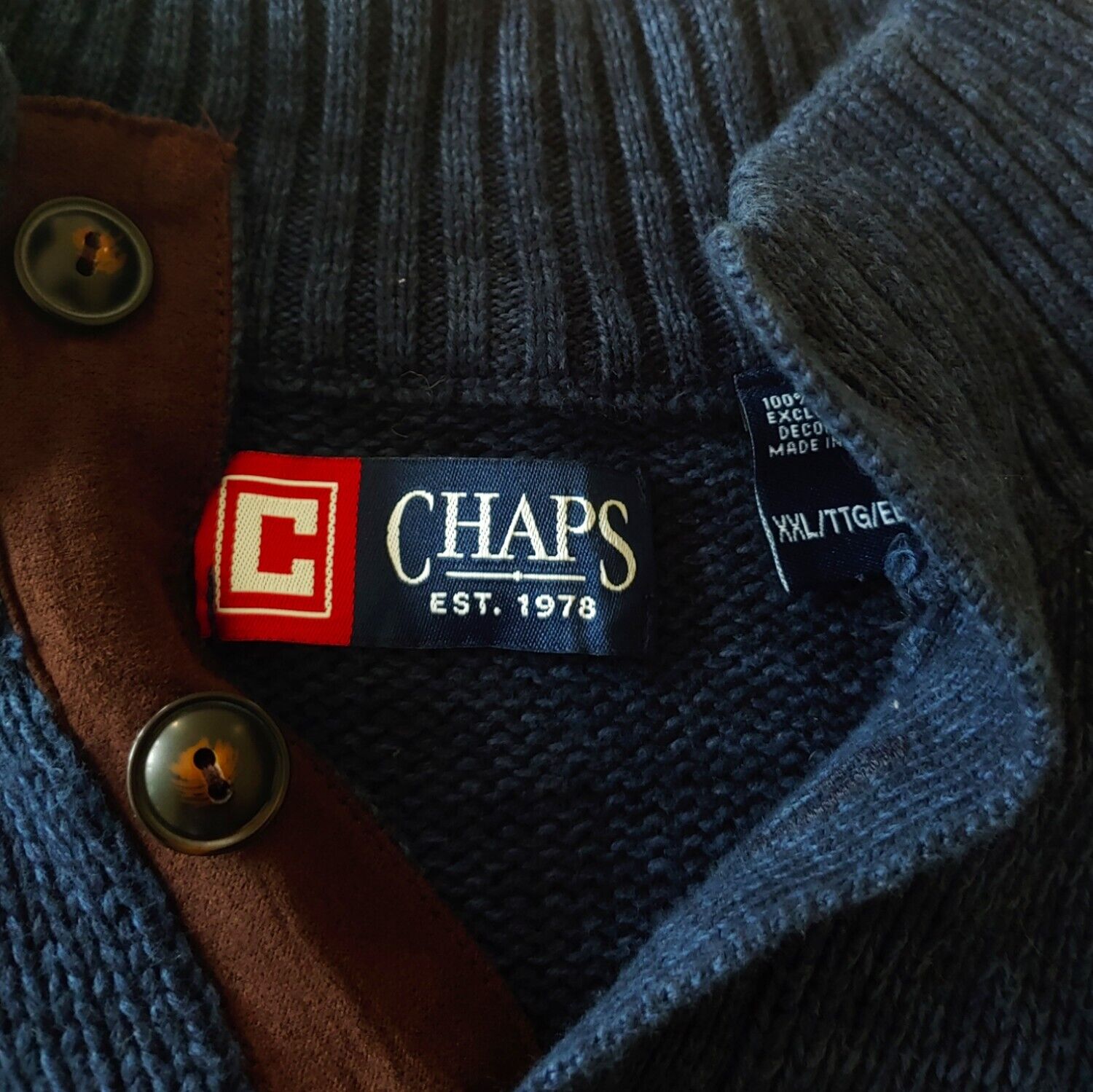 Label of men's Chaps navy fleece with a ribbed collar.
